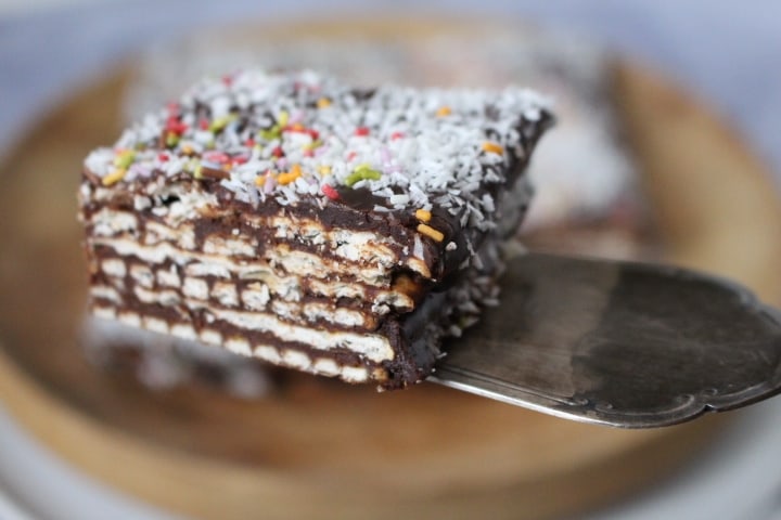 עוגת מצות - טבעונית, עם גנאש שוקולד ביתי - דובדבנים של טעם