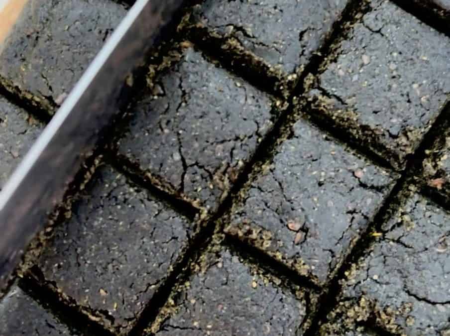 חטיפי אנרגיה שחורים טבעיים – מתכון עשיר ומזין